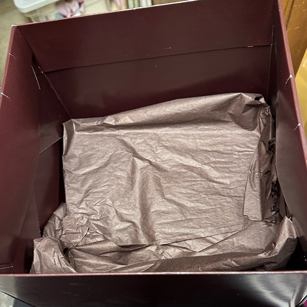 Henri Bendel Brown and White Striped Iconic Gift Box - Picture 3 of 3
